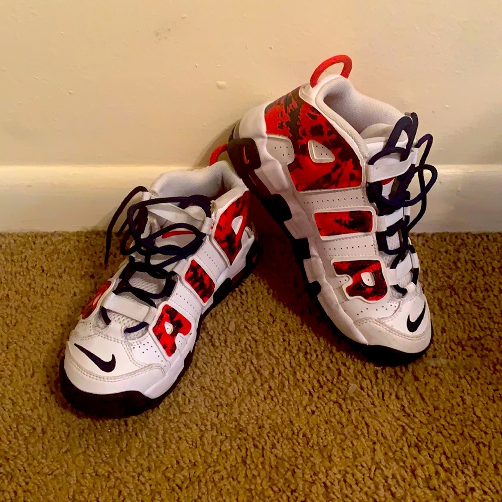 Sneaker .........EXCELLENT CONDITION